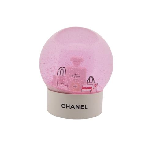 boule a neige chanel parfum numero 5 en verre .